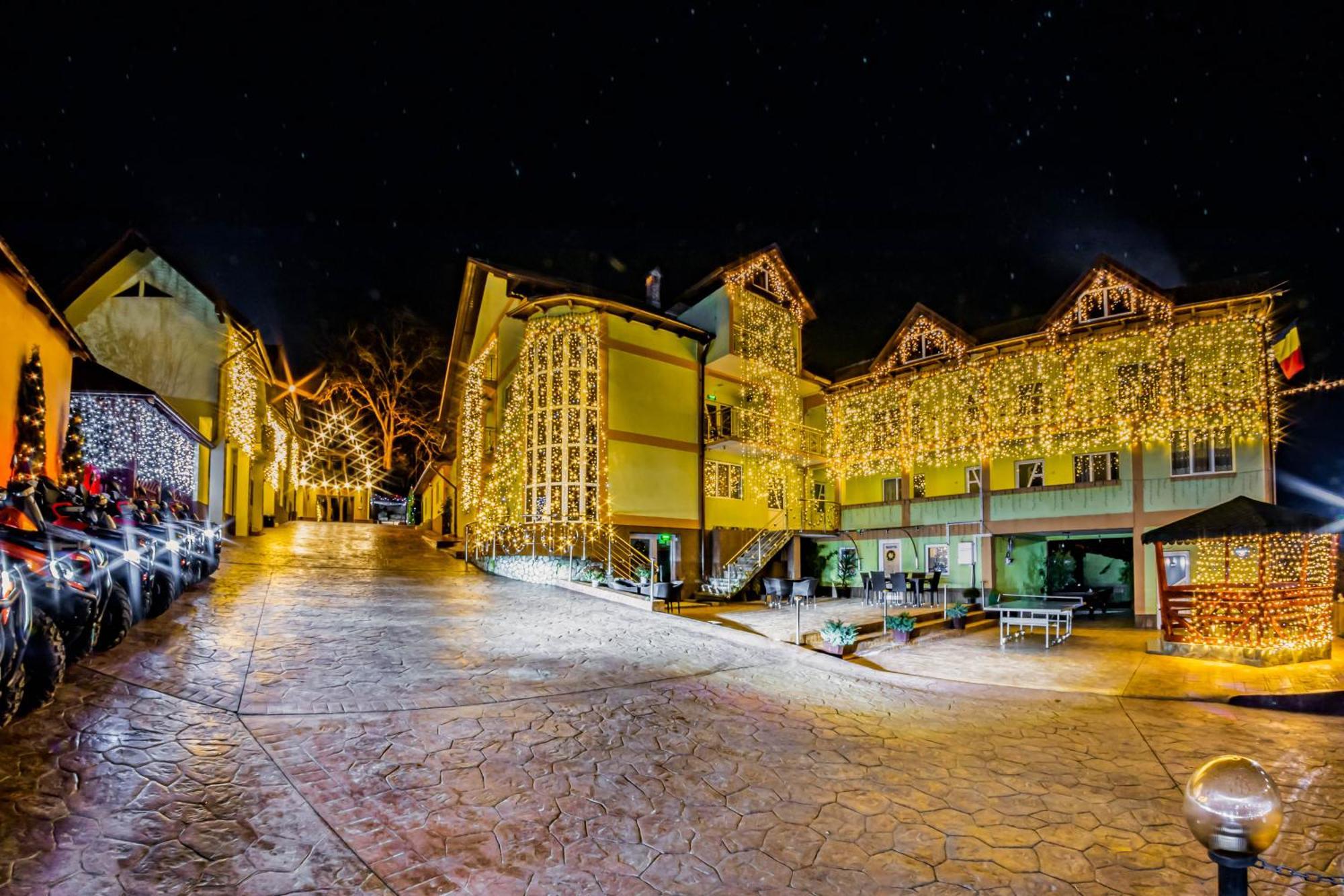 Pensiunea Mihaela-Transalpina โนวาชิ-สเตรยนี ภายนอก รูปภาพ