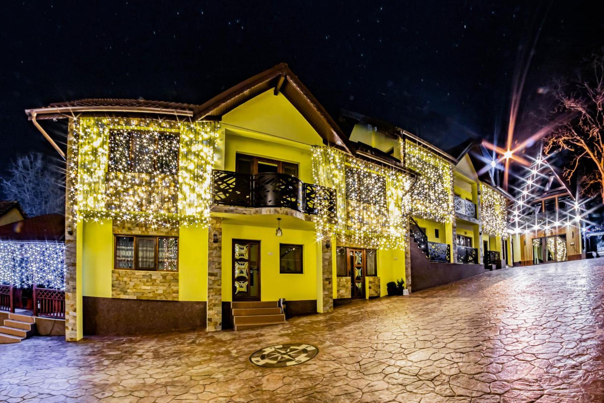 Pensiunea Mihaela-Transalpina โนวาชิ-สเตรยนี ภายนอก รูปภาพ